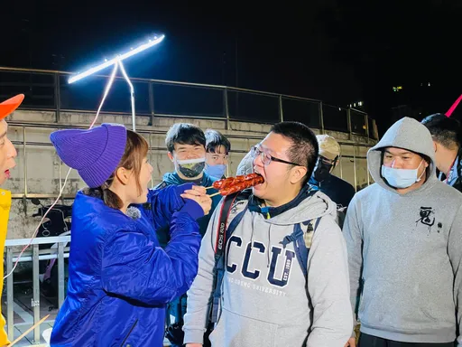 浩角翔起深情相望還「曝光底褲」 籃籃逼粉絲吞香腸直線噴出