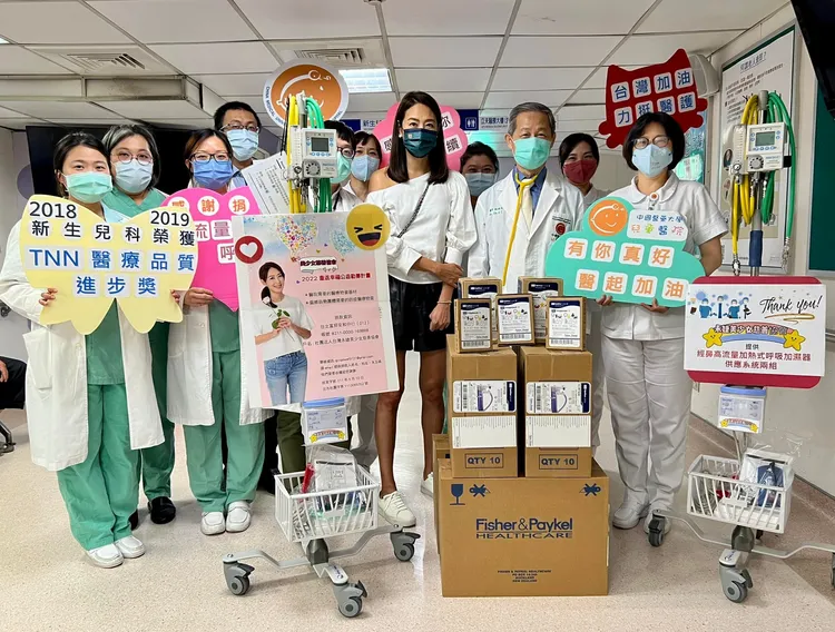 賈永婕多次到各醫院送醫護需要的設備儀器。翻攝賈永婕臉書