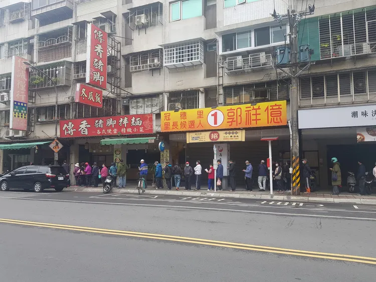 排隊人潮綿延三四間店鋪。引自朱學恒臉書