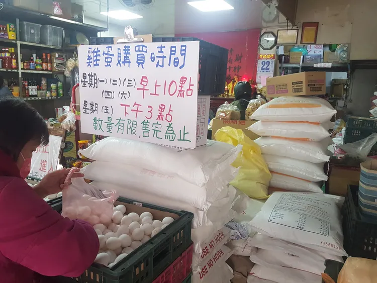 老闆好心提醒蛋蛋到貨跟開賣時間，但因為搶手，外頭大排長龍。引自朱學恒臉書