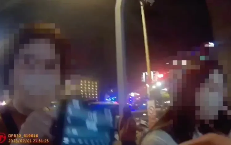 警方透過翻譯軟體與韓國遊客溝通。翻攝畫面