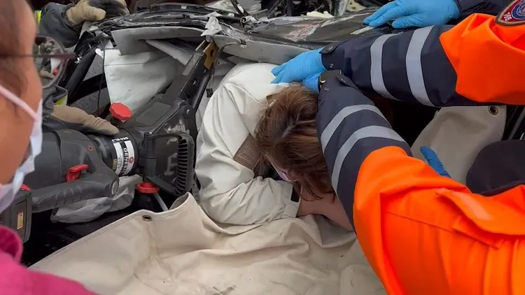 小客車上的女乘客脫困。新竹縣消防局提供