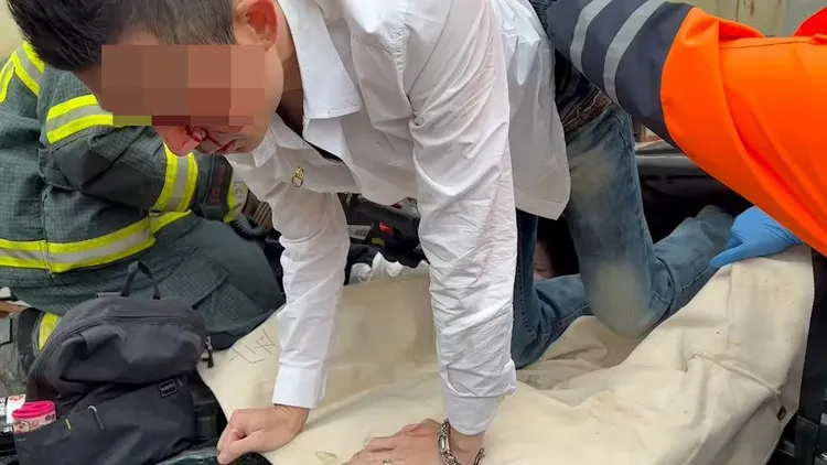 小客車駕駛脫困。新竹縣消防局提供