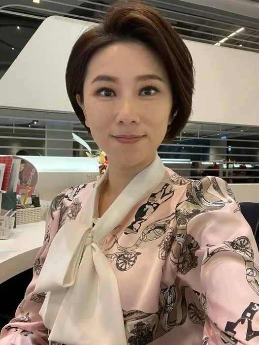 三立新聞台《新台灣加油》主持人許貴雅，昨天確診後復工。翻攝臉書「三立新聞 許貴雅」