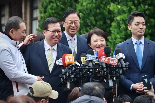 鄭文燦一句話妙回「幕後操盤手」質疑 身後的他反應吸睛