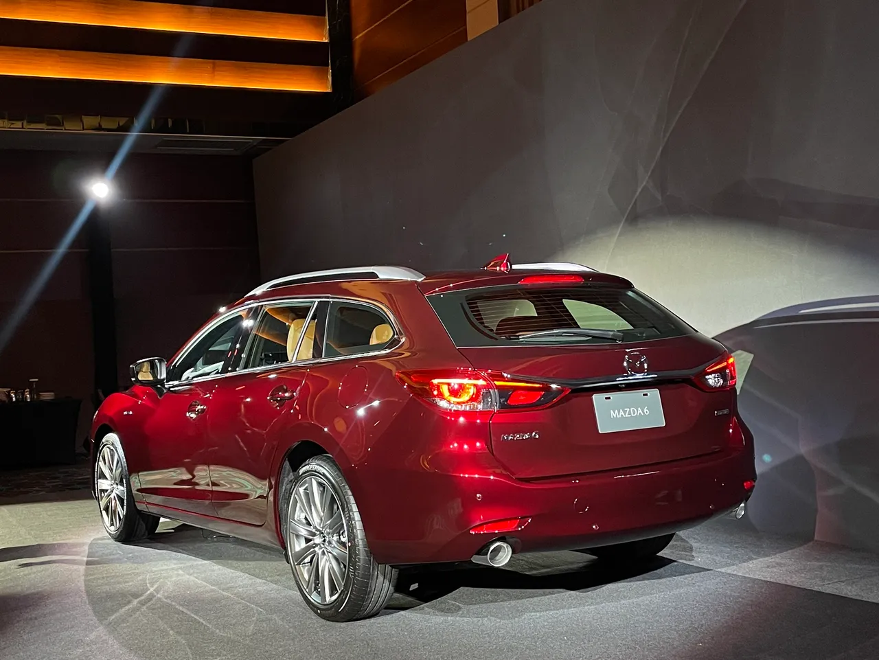 Mazda 6 20th Anniversary Edition車身導入全新第四款匠塗工藝(TAKUMINURI)新車色「匠韻紅」,加價1.5萬元即可擁有。林浩昇攝