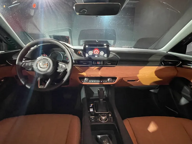 座艙在座椅、門板與中控面板下緣採用專屬暖沙棕Leganu麂皮材質，與Nappa真皮混搭帶來典雅豪華風情。林浩昇攝