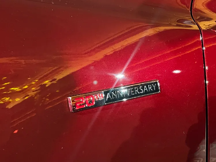 車側則有鍍烙「20th ANNIVERSARY」字樣的前葉子版專屬銘版。林浩昇攝