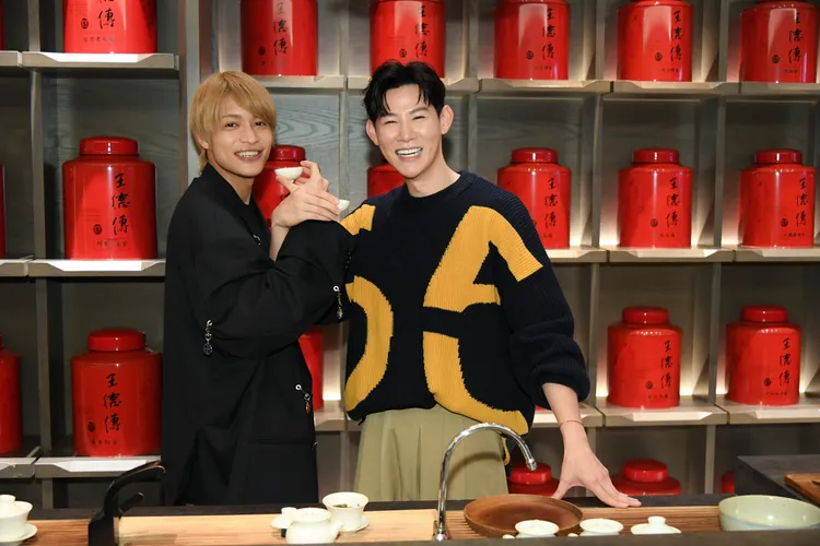 夏和熙(右)和中間淳太體驗茶文化。三立提供
