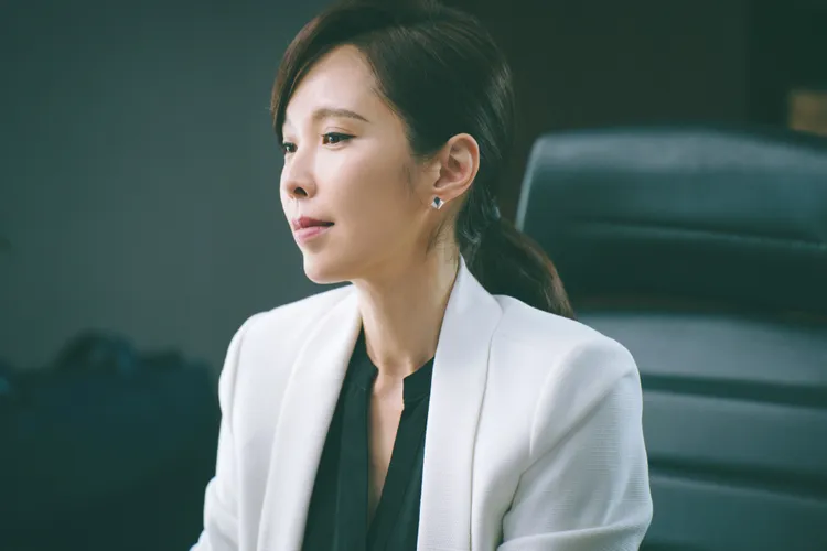 天心所飾王牌律師方箏在《最佳利益》2、3季中依然語出驚人。群之噰傳播有限公司提供 