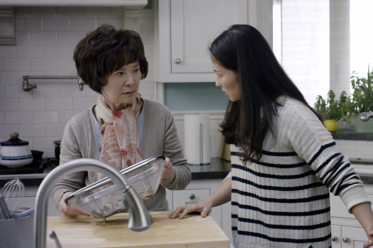 歸亞蕾（左）與吳嘉星在片中詮釋溝通不良的母女。采昌國際多媒體提供