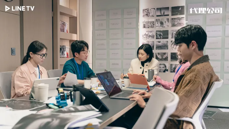 李寶英與組員沒日沒夜的討論企劃。LINE TV提供