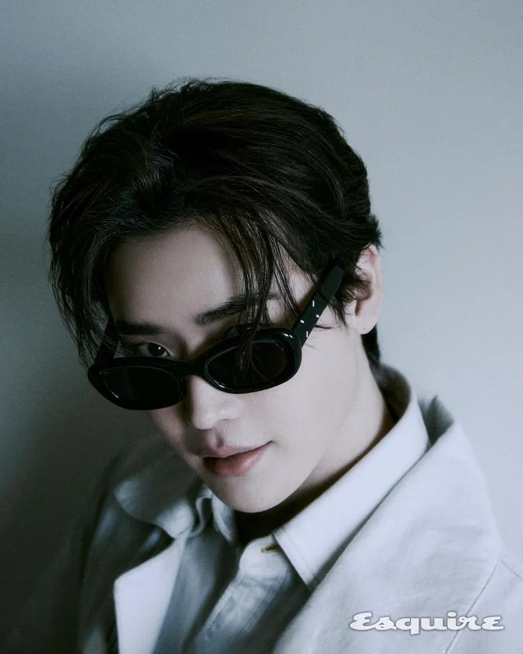 李鍾碩為時尚雜誌《Esquire》韓國版拍攝時尚大片時，戴上GENTLE MONSTER與Maison Margiela的聯名潮墨鏡。翻攝songjuk0206 IG