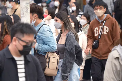 冬衣先別收！寒意一波接一波　北部明最低14˚C、桃園以北及東部有雨要帶傘