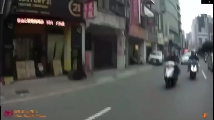 警方尾隨在後追捕。三重警分局提供