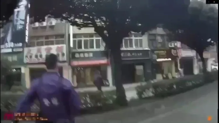 傅男(紅圈處)遭識破衝上馬路逃逸。三重警分局提供