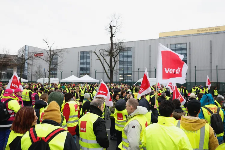 德國服務業工會成員在法蘭克福機場外聚集，要求加薪。路透社