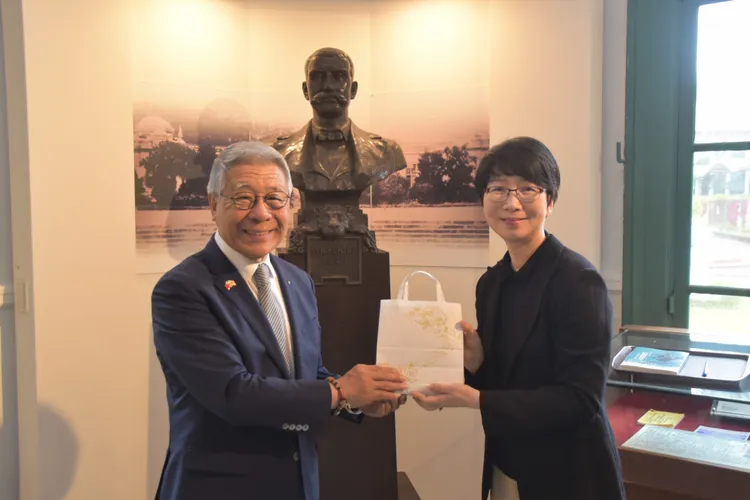 黑須隆一贈送禮品予張順莉。北水處提供