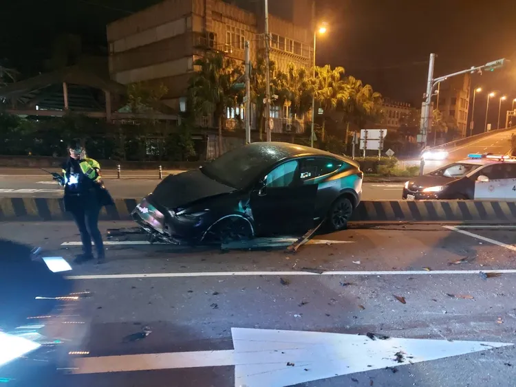 羅男酒後駕車，不慎自撞分隔島，整輛車還卡在分隔島上。翻攝畫面
