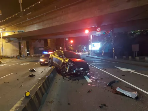 特斯拉男自撞分隔島後手刀逃 竟是酒駕心虛落跑