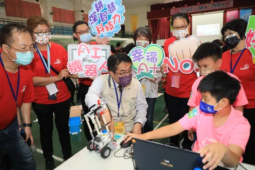 用ChatGPT「代筆」開學祝福 黃偉哲笑回:小編要擔心了!