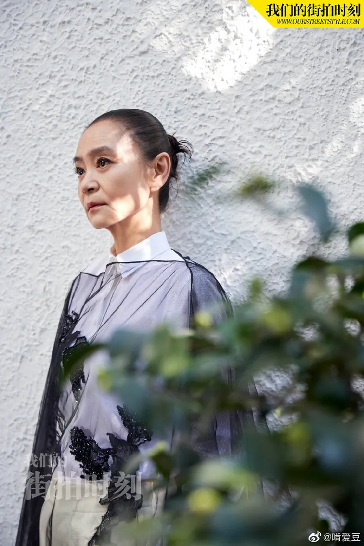 但許多人都誇獎劉雪華老的自然老的美。引自《我們的街拍時刻》微博