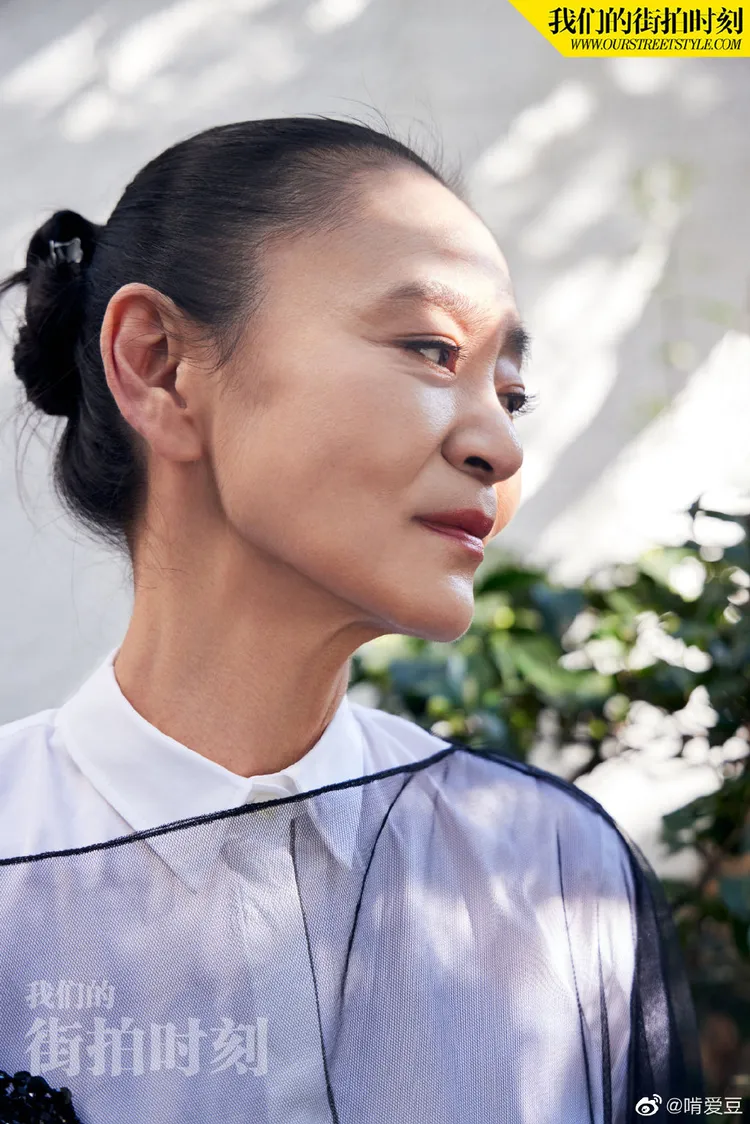 劉雪華在登《我們的街拍時刻》照片中，刻意不修片讓皺紋盡顯。《我們的街拍時刻》 （Our Street Style）是一檔由造型師、前任《Harper’s Bazaar時尚芭莎》雜誌時裝總監李暉創辦的中國互聯網媒體平臺  ，以提供明星藝人街拍造型、大片為基礎，同時兼具打造明星藝人造型，攝影服務功能的綜合型節目。  引自《我們的街拍時刻》微博