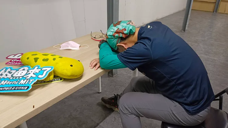 麥覺明累到趴。大麥影像傳播工作室提供