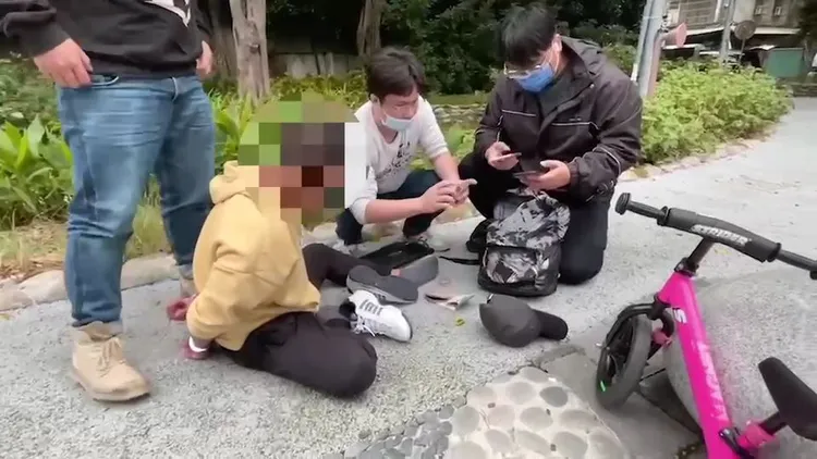 警方持拘票拘提王男並搜索包包內的物品。土城警分局提供