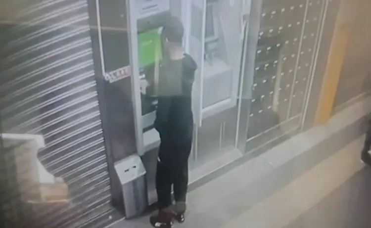 王男提領贓款畫面。土城警分局提供