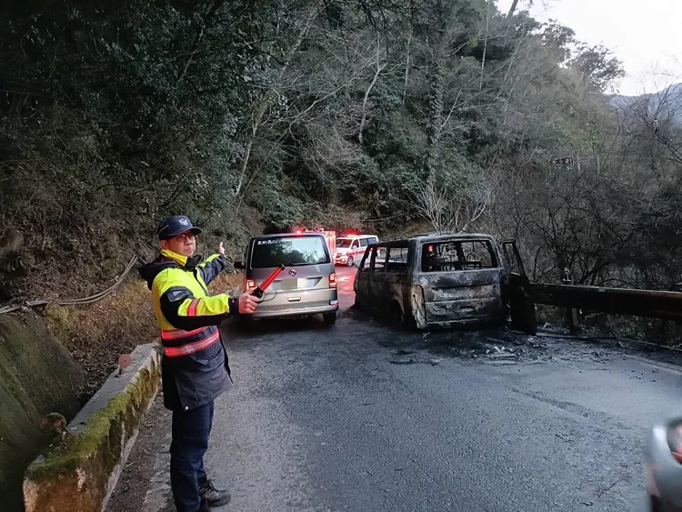 火燒車現場位在宜蘭通往梨山的台7甲線，燒毀廂型車佔據道路，只能維持單向通行。讀者提供