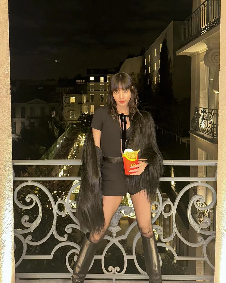 Lisa拿著麥當勞薯條擺拍。翻攝lalalalisa_m IG