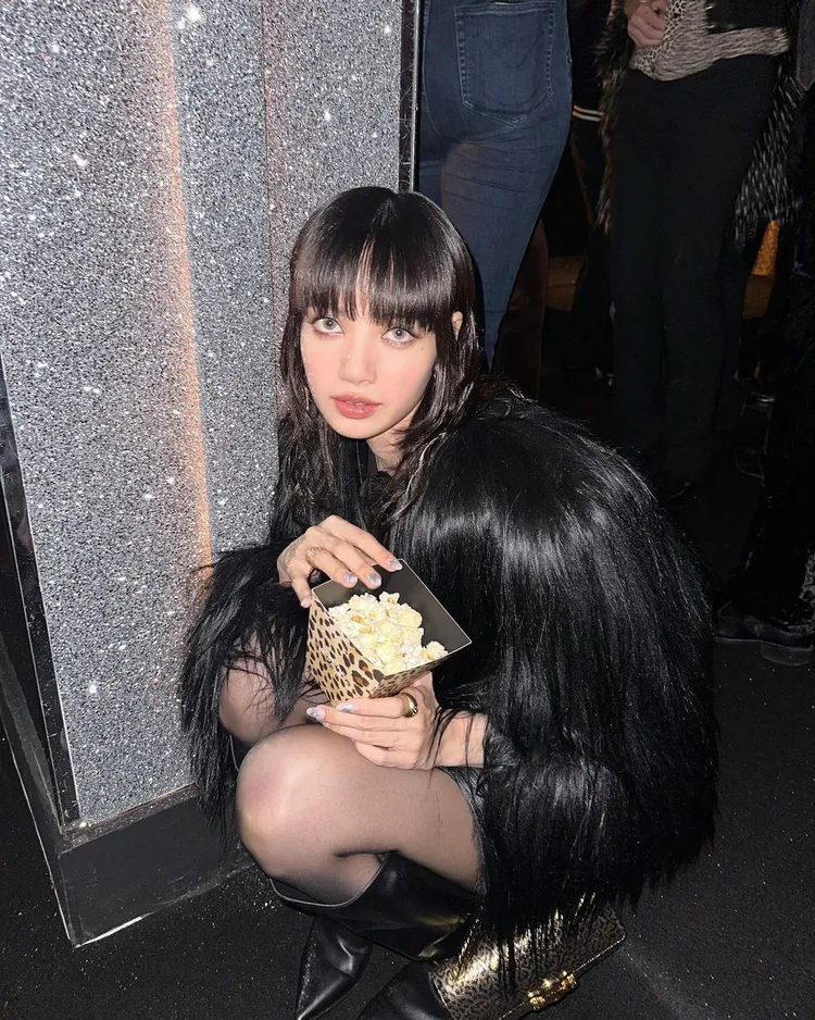 Lisa在秀場拿著爆米花。翻攝lalalalisa_m IG