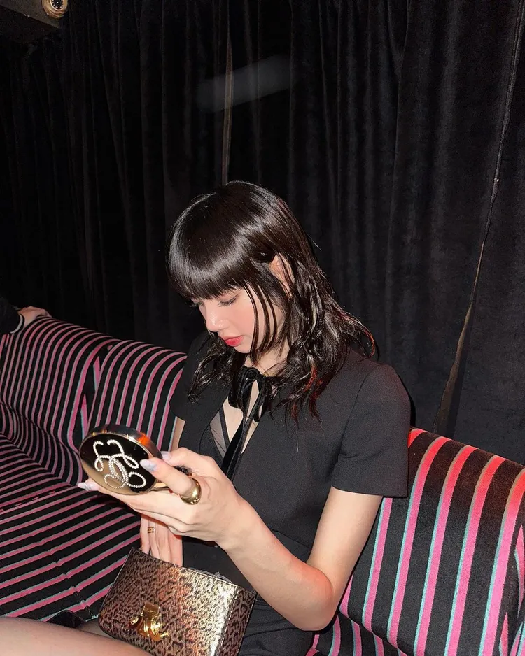 Lisa分享看秀花絮，手上拿著的是嬌蘭的24K純金絲光氣墊粉餅。翻攝lalalalisa_m IG