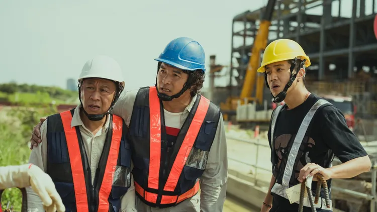游安順（左起）、李銘順、薛仕凌飾演的「噗嚨共三人組」在《做工的人 電影版》展現「認命不認輸」、「即使再苦都要陪你笑」的精神。大慕影藝、華映娛樂提供