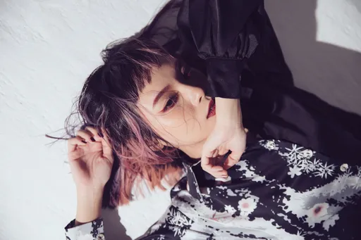 星光幫歌手東京扮特務使壞 1秒變偶像反差萌開唱