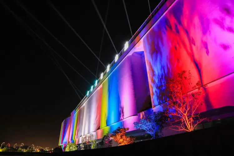 鄰近燈會場地的中台灣電影中心，在外牆投射五彩繽紛的炫彩燈光效果，打造台中最美的天際線。市府提供