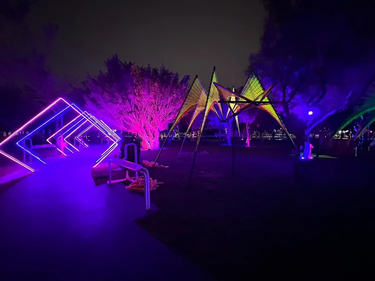 市府特別加碼「魔盒世界」燈區，異獸區及離境之光隧道區，充滿神秘氣氛。市府提供