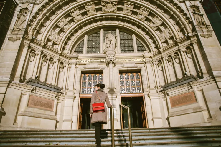 GRACE HAN設計師王思涵在經營品牌時鮮少提及自身家世背景，也不愛曝光長相，照片是她重遊母親的藝術之源以及啟發她設計靈泉的維多利亞與亞伯特博物館。品牌提供