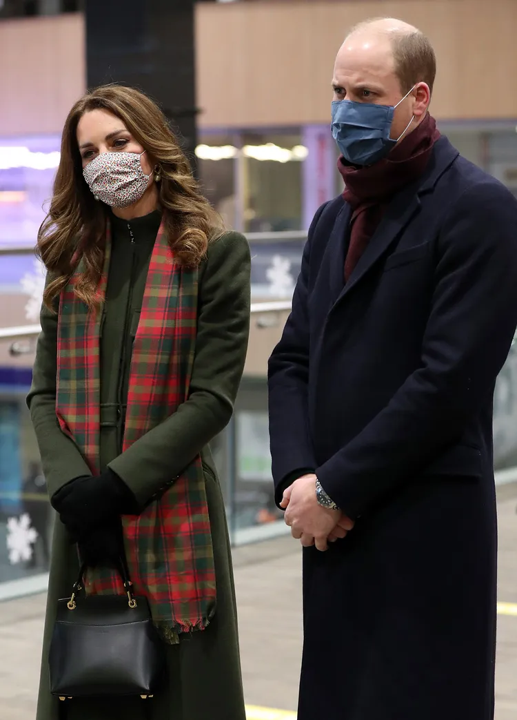 英國凱特王儲妃（左）與威廉王儲在2020年出席活動時攜帶GRACE HAN Love Letter手提包。品牌提供