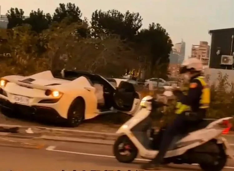 法拉利撞車後衝上人行道旁的空地草叢，警方到場處理。翻攝「社會事交通版」