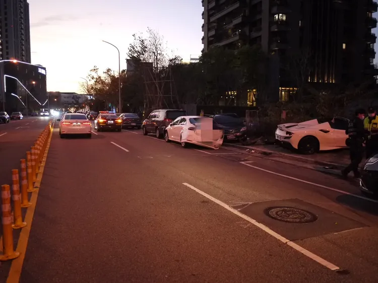 法拉利林姓駕駛聲稱路面有沙子才會打滑失控。民眾提供