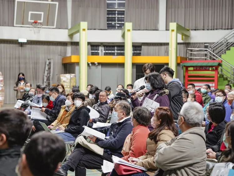 永和大臣社區單元6公辦都更公聽會來了上百位居民與仕紳，現場與漢皇公司進行詢答。城鄉局提供