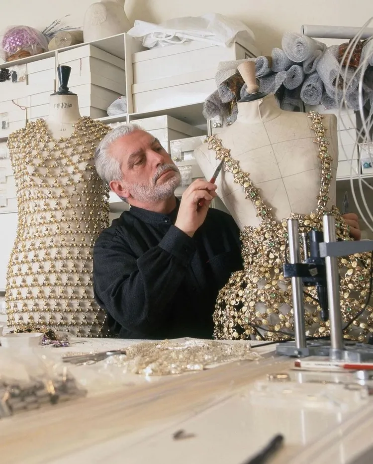 Paco Rabanne是不循規蹈矩的另類天才，愛用的金屬元素打造時裝。翻攝maruluzar IG