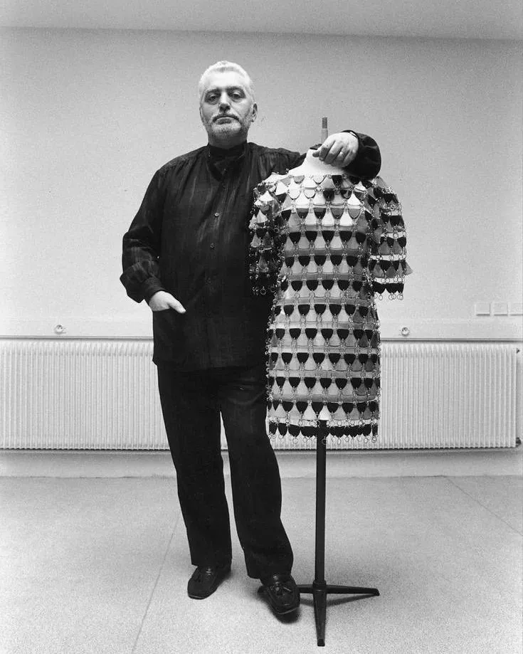 設計師Paco Rabanne於1966創立個人同名品牌PACO RABANNE，當時推出了「不可穿著的洋裝」系列，使用金屬、紙張和塑料等非傳統材料製作金屬時裝，以古怪而華麗的未來主義設計震撼時裝界。翻攝mayconwilliamoficial_ IG