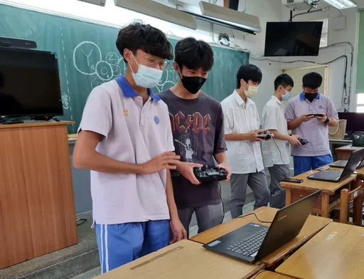 新北三民高中與華梵大學聯手以無人機課程助學生夢想起飛