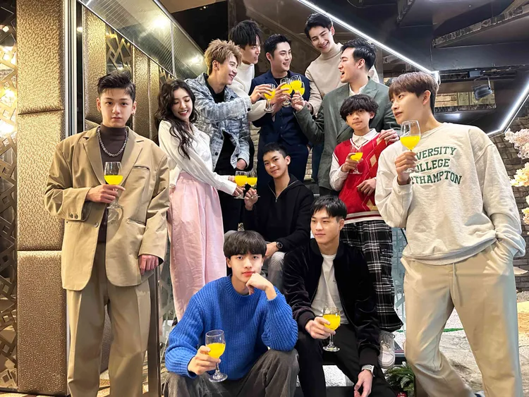 陳奕（後排中）和老搭檔沈建宏（第二排右）敲杯。達騰娛樂提供