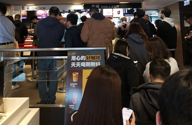 北市東區麥當勞外許多外送員在違停。翻攝臉書社團《外送員的奇聞怪事》