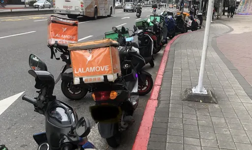 北市驚見「刷一整排外送違停」 補班日大家都想吃「這個」
