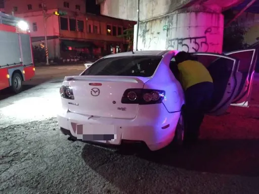 宜蘭男駕車闖黃燈！飆速拒檢逃逸　下秒失控撞橋墩2人不治